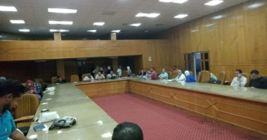 وكيل صحة الإسماعيلية يجتمع بمسئولى حملة طرق الأبواب للتطعيم ضد فيرس كورونا
