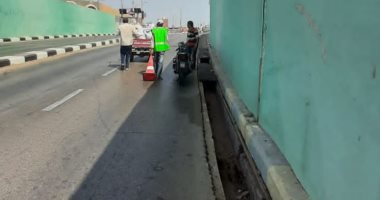  صيانة بالوعات صرف الأمطار بنطاق حيِّ ثان الإسماعيلية استعدادًا لفصل الشتاء   