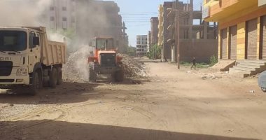 مدينة الأقصر تستجيب للمواطنين بحل أزمة أغطية الصرف الصحى.. صور