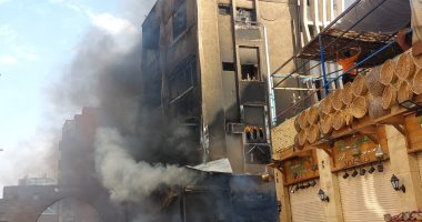 حريق هائل يلتهم عمارة سكنية بالسوق السياحي بمدينة أسوان دون إصابات.. صور