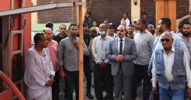 محافظ أسوان يتفقد آثار حريق السوق السياحى ويوجه بإيواء المتضررين.. صور وفيديو