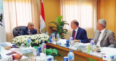 وزير قطاع الأعمال العام يتفقد "القابضة للأدوية" ويجتمع بمجلس إدارة الشركة