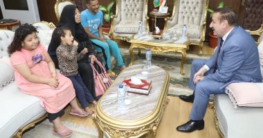 محافظ المنوفية يلتقى مواطنة كفيفة ويأمر بصرف مساعدة مالية