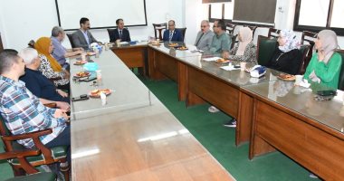رئيس جامعة قناة السويس يشهد حفل تكريم وكيل الجامعة لشئون الطلاب