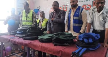 توزيع شنط وأدوات مدرسية للطلاب غير القادرين فى قنا ضمن مبادرة "حياة كريمة"