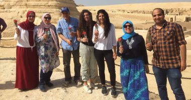 الجيزة تستقبل السائحين فى الأهرامات بالورود والهدايا احتفالا باليوم العالمى للسياحة