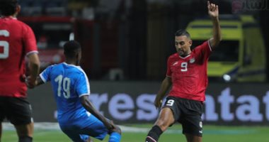 حارس ليبيريا يمنع "كوكا" من تسجيل الهدف الأول لمنتخب مصر.. فيديو وصور