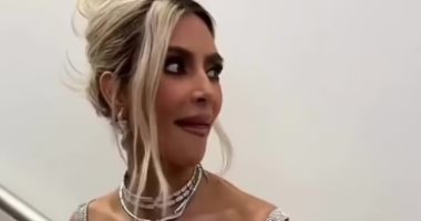 الموضة وعمايلها.. شاهد كيم كاردشيان تقفز على السلالم لضيق فستانها 