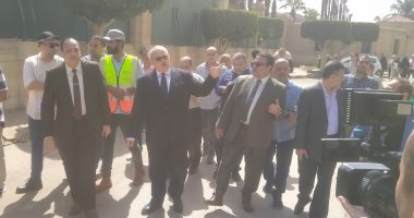 رئيس جامعة القاهرة يتفقد الحرم الجامعى لمتابعة استعدادات الكليات للعام الدراسى