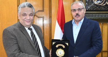 إهداء درع جامعة قناة السويس للواء أسامة الجمال ضمن فاعليات معسكر إعداد القادة