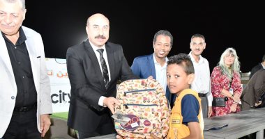 محافظ أسوان يوزع هدايا "حياة كريمة" و"سيتى كلوب" على 350 تلميذا.. صور