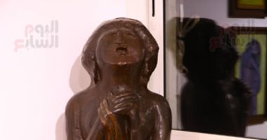 سمير رافع وعودة للزمن الجميل .. تمثال أم كلثوم ورسومات بخط اليد في معرضه