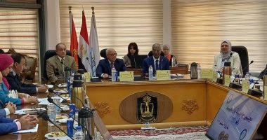 محافظ بورسعيد يستعرض استعدادات الجامعة للعام الدراسى الجديد