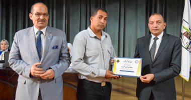 مجلس جامعة بنى سويف يكرم فرد أمن لأمانته واخلاصه فى العمل