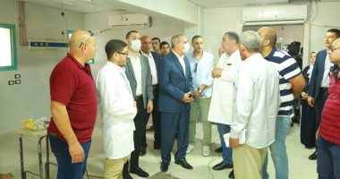 محافظ كفر الشيخ يتفقد المستشفى العام ويطمئن على سائق مصاب فى حادث.. صور