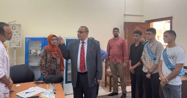 رئيس جامعة الأقصر يتفقد الكشف على الطلاب المتخلفين عن المواعيد المقررة.. صور