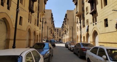 "روضة السيدة" بعد عامين من تسكينها.. تواجد شركة أمن ونظافة والأهالى يطالبون برفع الوعى البيئى ونقل مقاعد الانتظار من أمام العمارات.. والمشروع يوفر حياة كريمة لـ816 أسرة.. ونسخة ثانية من المشروع بـ"الطيبى".. صور