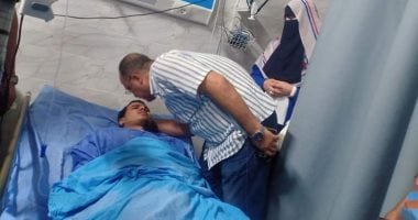 عميد طب فاقوس يطمئن على الطالب الناجى الوحيد من حادث غرق طلاب كلية الطب