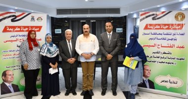 محافظ أسوان يسلم 27 شيكاً للعمالة غير المنتظمة ضمن "حياة كريمة".. صور