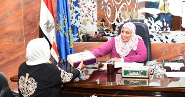 نائب محافظ أسوان تستمع لشكاوى 21 مواطناً خلال اللقاء الأسبوعى