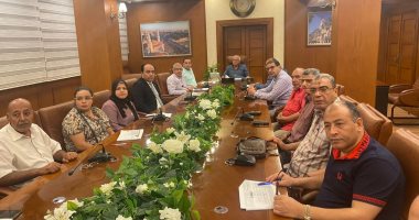 محافظ بورسعيد يناقش آليات حل مشكلات صغار المزارعين بقرى سهل الطينة.. صور