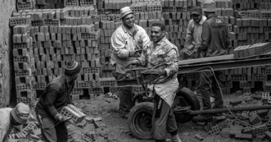 عيشها أبيض وأسود.. مصانع الطوب.. بيوت مصنوعة بعرق العمال 