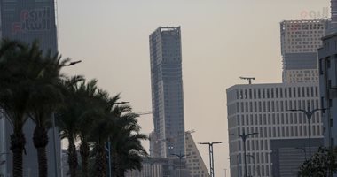 العاصمة الإدارية الجديدة..لحظات الغروب تمتزج بإبداع المبانى الشاهقة