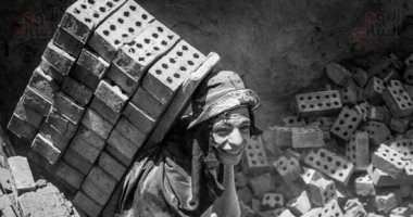 عيشها أبيض وأسود.. العمل بشرف فى مصانع الطوب