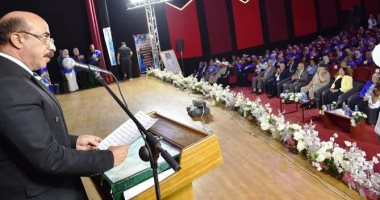 محافظ أسوان يكرم 236 خريجا من النقابات المهنية