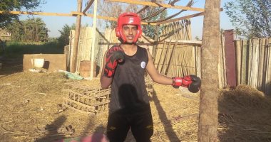 صائد البطولات.. شاب يتدرب الكيك بوكسينج على جذوع النخيل بحوش منزله فى قنا.. حصد بطولة البحر الأحمر فى دقائق.. ويؤكد: حصدت بطولة كأس مصر 3 مرات.. وأتمنى الالتحاق بالمنتخب وأساعد والدى فى صناعة الجبس.. صور