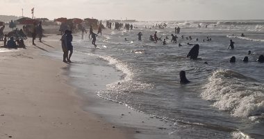 إقبال متوسط على مصيف بلطيم فى آخر جمعة قبل بدء العام الدراسى الجديد.. صور