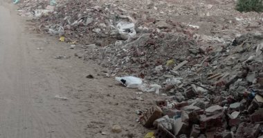 شكوى من تراكم القمامة بطريق مقابر ميت خاقان في شبين الكوم.. ورئيس المدينة يرد