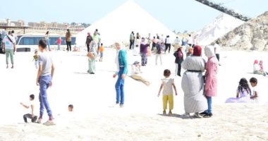 جبال الملح فى بورفؤاد تشهد رواجا سياحيا من مختلف أبناء المحافظات.. صور