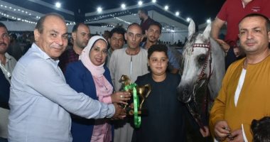 تسليم الجوائز للفائزين فى مسابقة أدب الخيل بمهرجان الشرقية للخيول العربية