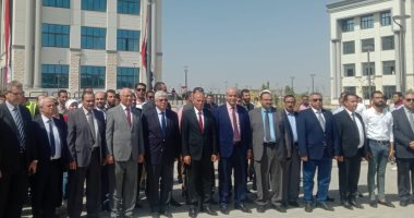 وزير التعليم العالى يؤدى تحية العلم مع طلاب جامعة بنها الأهلية بالعبور.. صور