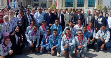 وزير التعليم العالي يشارك طلاب جامعة بنها الأهلية بالعبور تحية العلم بأول يوم دراسي.. الدكتور أيمن عاشور: تكلفة إنشاء 11 جامعة أهلية 35 مليار جنيه وتزويدها بأحدث الأجهزة التكنولوجية.. وطالبة تهدى الوزير بورتريه