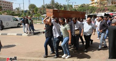 وصول جثمان المخرج عبد اللطيف زكي مسجد السيدة نفيسة لأداء صلاة الجنازة