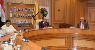 رئيس جامعة حلوان يجتمع بالعمداء ويبحث إنشاء شركة مساهمة لتنمية أصول الجامعة