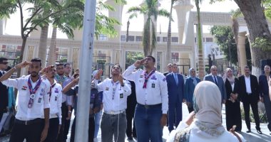 رئيس جامعة عين شمس ونوابه يشهدون رفع وتحية العلم وسط حضور طلابى كبير.. صور