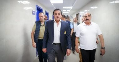 وزير الصحة يتفقد مركز تنمية وصحة الأسرة بكوم أمبو ويشيد بجودة الخدمات
