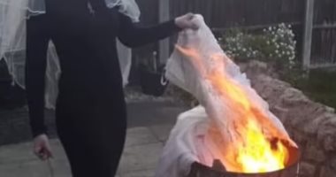 حاولت تتبرع بيه وفشلت.. بريطانية تحرق فستان زفافها للتعافى من آلام الطلاق