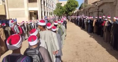 طلاب أزهريون يرسمون لوحة فنية بأرض الطابور في أول يوم دراسة بقنا.. صور