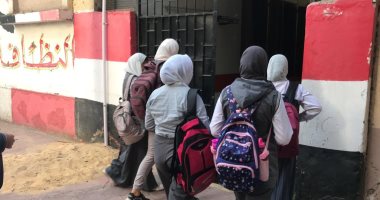 توافد الطلاب على المدارس في أول أيام الدراسة بالغربية.. صور