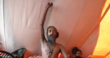 حكاية غريبة.. هندى رفع يديه منذ 10 سنوات ولم ينزلهما حتى الآن.. فيديو