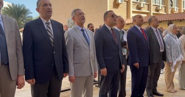رئيس جامعة الإسكندرية يقود تحية العلم فى أول يوم بالعام الدراسى الجديد.. صور 