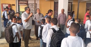 بدء الدراسة بيوم تعريفى لطلاب الصفوف الأولى بمدارس أسوان.. صور