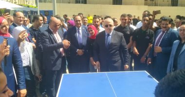 رئيس جامعة القاهرة يشارك الطلاب مباراة تنس طاولة فى أول يوم دراسى.. صور