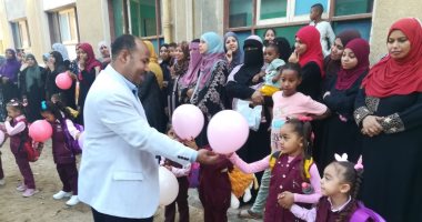 توزيع بالونات وهدايا على الطلاب فى أول يوم دراسى بمدارس أسوان.. صور
