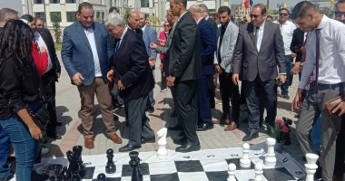 طالبة بجامعة بنها الأهلية بالعبور تهدى وزير التعليم العالي بورتريه.. صور