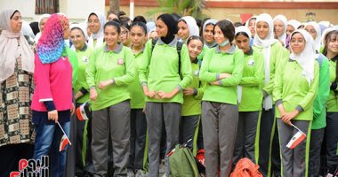 بالعلم المصري.. طالبات بورسعيد يستقبلن العام الدراسي الجديد.. صور